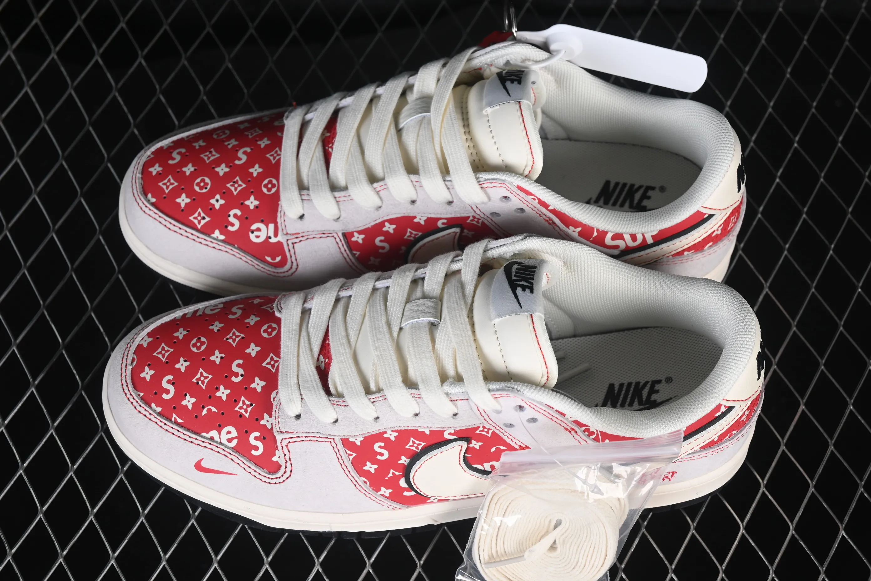All categories Nk SB Dunk Series Nk SB Dunk Low High-end customized low-top sneakers Nike SB Dunk Low Year of the Horse limited edition Red pattern presbyopia High-end customized low-top casual sneakers JP2026-107